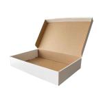 Бяла картонена кутия с размери 32x22x6 cm